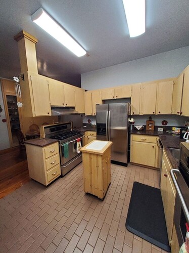 Beautiful brick home w/ large porch and 3 bedrooms