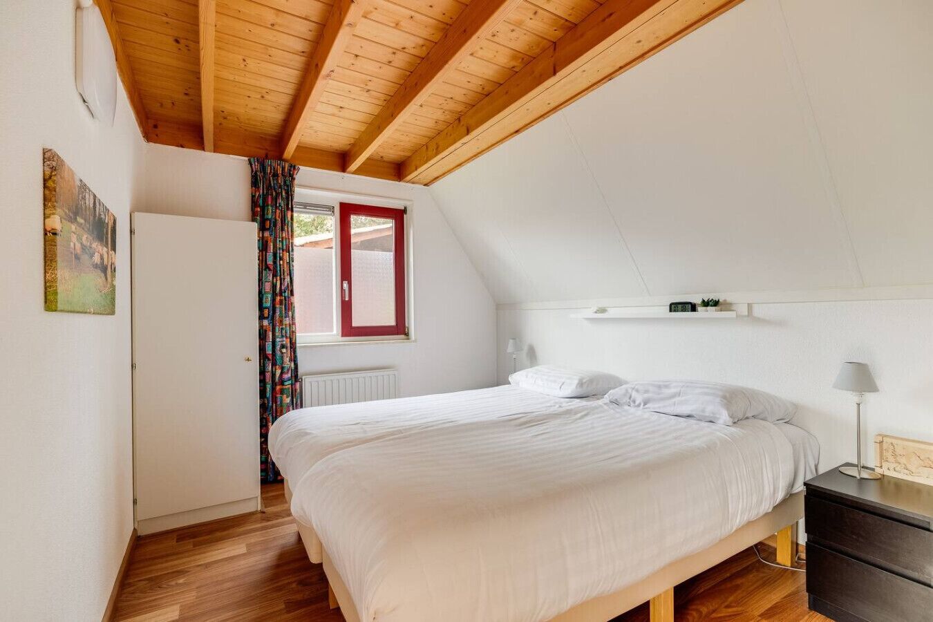 Tabla de planchar con plancha, wifi, ropa de cama