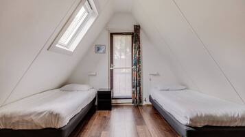 3 habitaciones, tabla de planchar con plancha, wifi y ropa de cama