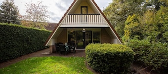 Goldcrest I Bungalow with Fireplace and Garden
