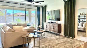 Smart-TV, Kamin, Videospiele, DVD-Player