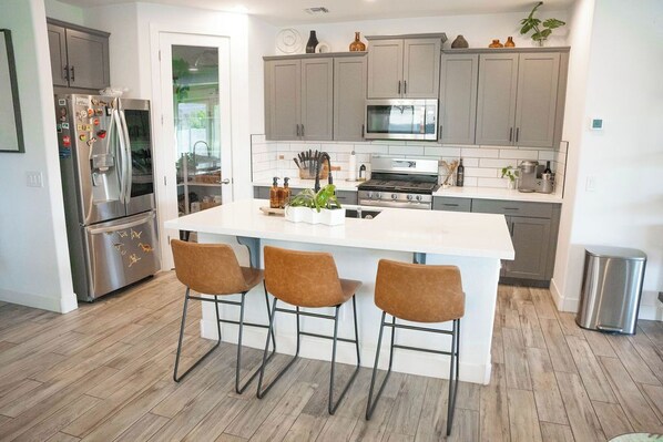 Fridge, microwave, oven, stovetop - Stunning Vacation Retreat (Litchfield park)