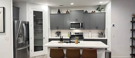 Réfrigérateur, four à micro-ondes, un four, surface de cuisson