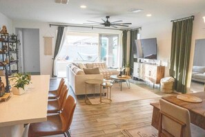 Smart TV, fireplace, video games - Stunning Vacation Retreat (Litchfield park)