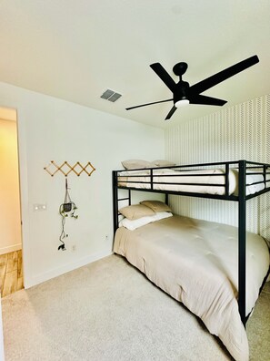 3 habitaciones, tabla de planchar con plancha, cuna de viaje y wifi 