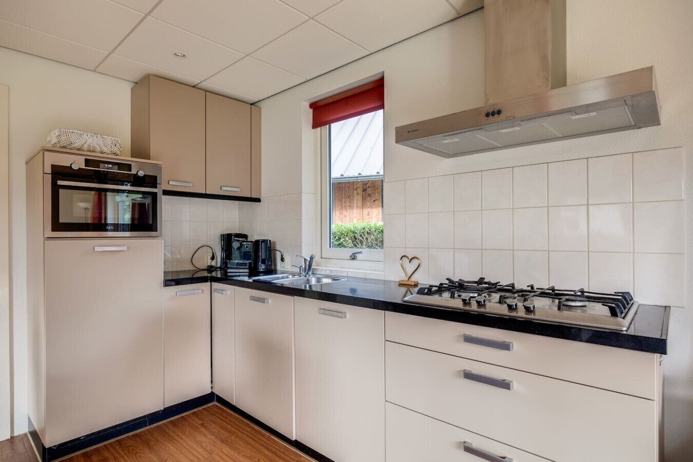 Jääkaappi, mikroaaltouuni, liesi, astianpesukone