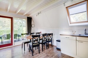 Dining - Blackbird I Restful Accomodation with Garden Area (Zwiggelte)