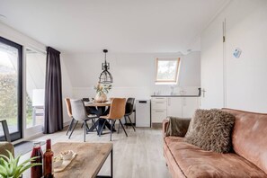 TV - Sedge Warbler I Cozy Cottage with Private Garden (Zwiggelte)