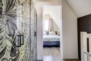 3 bedrooms, desk, WiFi, bed sheets