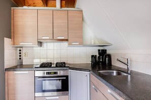 冷蔵庫、電子レンジ、オーブン、コンロ