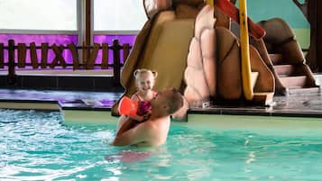Una piscina cubierta