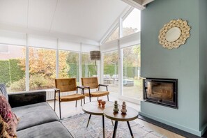 TV, fireplace, stereo