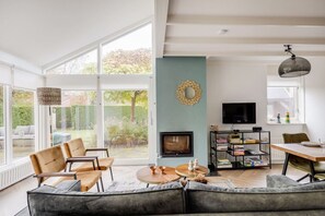 Televisión, chimenea y estéreo 