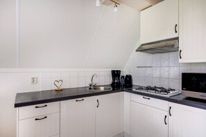 Frigorifero, microonde, piano cottura, lavastoviglie