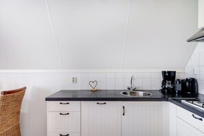 Réfrigérateur, micro-ondes, plaque de cuisson, lave-vaisselle