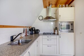 Frigorifero, microonde, piano cottura, lavastoviglie