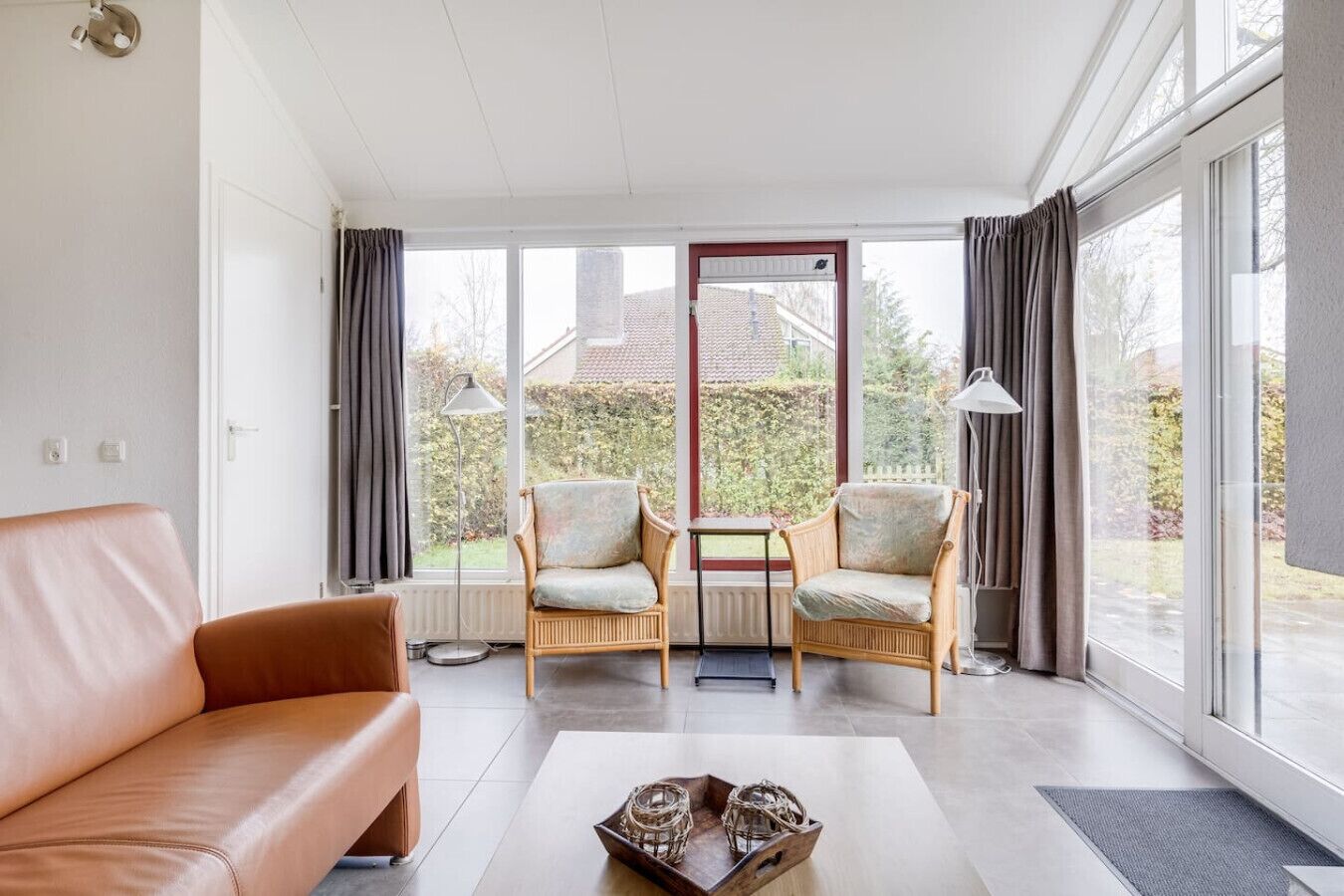 Een televisie, een open haard en een stereo