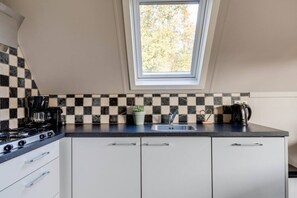 冷蔵庫、電子レンジ、オーブン、コンロ