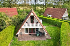 Outdoor dining - ChiffChaff I Cottage Overlooking Spacious Garden (Zwiggelte)