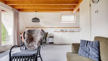 Una televisión, un reproductor estéreo