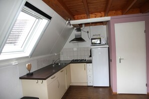 Een koelkast, een microgolfoven, een oven, een kookplaat