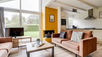 Una televisión, un reproductor estéreo