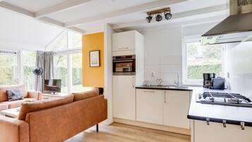 Frigorífico, microondas, horno y placa de cocina