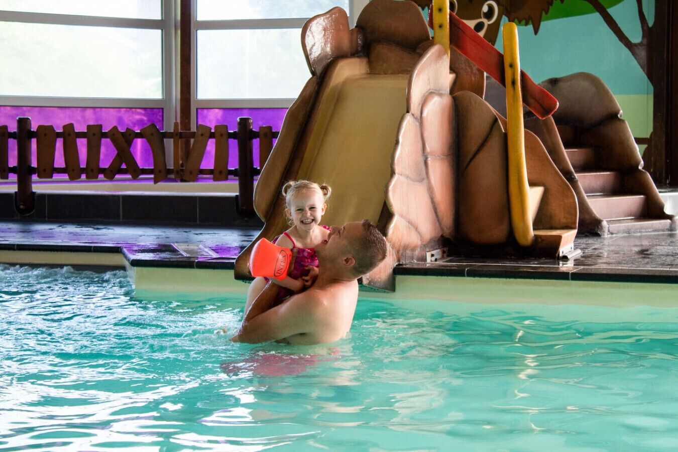 Una piscina cubierta