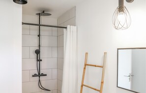 Shower - Beautiful home in Runan with WiFi (Runan)