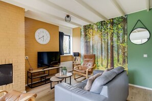 TV, fireplace - Woodpecker I Modern Bungalow near the Forest (Zwiggelte)