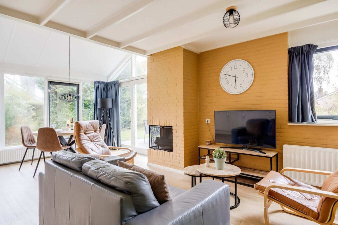 Televisie en een open haard