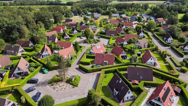 An aerial view of a residential area with houses, roads, and green spaces. - Fieldfare I Home with Fine Garden (Zwiggelte)