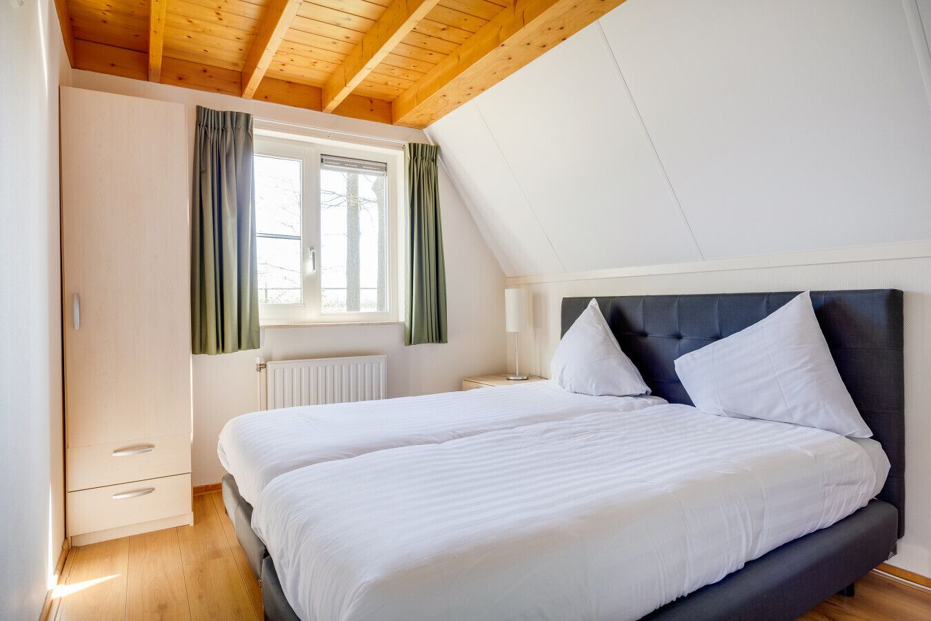 3 slaapkamers, een bureau, een strijkplank/strijkijzer, reisbedje