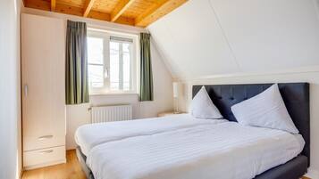 3 slaapkamers, een bureau, een strijkplank/strijkijzer, reisbedje