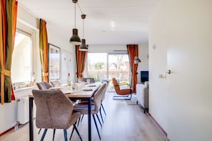 Dining - Cuckoo I Modern Home with Private Garden (Zwiggelte)
