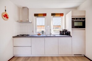 ثلاجة، ميكروويف، فرن، موقد طهي مسطح