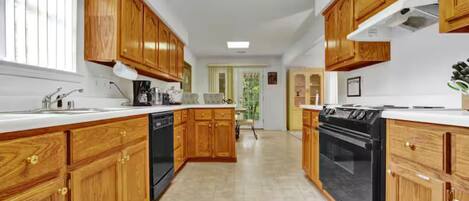 Refrigerador, microondas, horno y lavavajillas