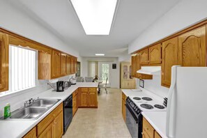 冷蔵庫、電子レンジ、オーブン、食器洗い機