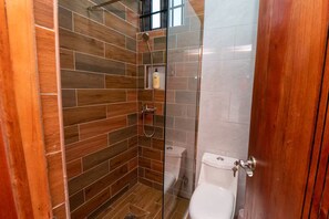 Haartrockner, Handtücher, Seife, Toilettenpapier