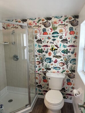 Haartrockner, Handtücher, Toilettenpapier