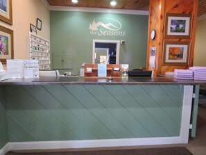 Lobby - Official Seasons RMC Condo 18D - 2 bedrooms - sleeps 4 - No Fees (Bartlett)