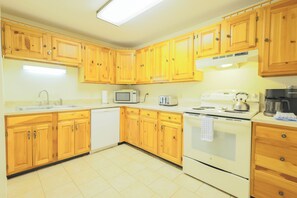 Coffee/tea maker, fridge, microwave, oven - Official Seasons RMC Condo 19H - 2 bedrooms + loft - sleeps 8 - No Fees (Bartlett)