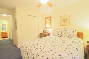 2 bedrooms, iron/ironing board, travel cot, Internet - Official Seasons RMC Condo 19H - 2 bedrooms + loft - sleeps 8 - No Fees (Bartlett)