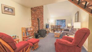 TV, DVD player, table football, ping pong - Official Seasons RMC Condo 19H - 2 bedrooms + loft - sleeps 8 - No Fees (Bartlett)