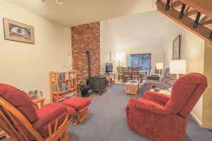 TV, DVD player, table football, ping pong - Official Seasons RMC Condo 19H - 2 bedrooms + loft - sleeps 8 - No Fees (Bartlett)