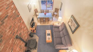 TV, DVD player, table football, ping pong - Official Seasons RMC Condo 19H - 2 bedrooms + loft - sleeps 8 - No Fees (Bartlett)