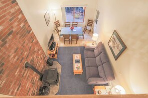 TV, DVD player, table football, ping pong - Official Seasons RMC Condo 19H - 2 bedrooms + loft - sleeps 8 - No Fees (Bartlett)
