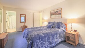 2 bedrooms, iron/ironing board, travel cot, Internet - Official Seasons RMC Condo 19H - 2 bedrooms + loft - sleeps 8 - No Fees (Bartlett)