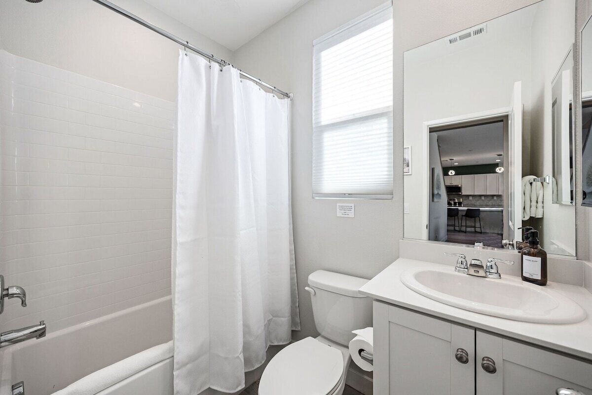 Un baño con bañera, inodoro y lavabo.