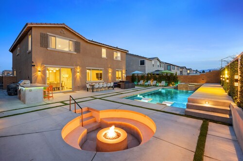 Ultimate Desert Escape: Pool, Spa & Festivals